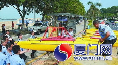 在書法廣場(chǎng)沙灘上違法經(jīng)營的水上自行車被執(zhí)法人員暫扣