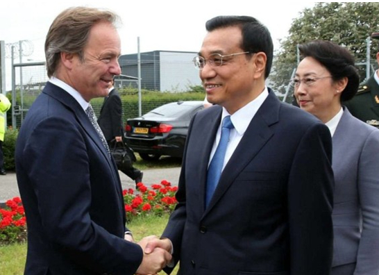 英國(guó)政府高級(jí)官員到機(jī)場(chǎng)迎接李克強(qiáng)總理和夫人。