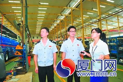 市國(guó)稅局工作人員到企業(yè)了解情況