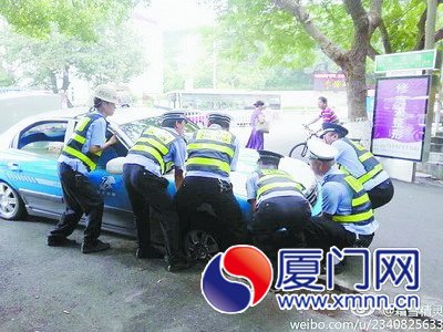 六名警察合力抬了車
