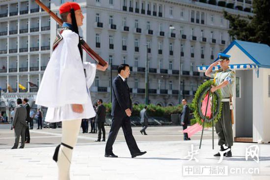 李克強(qiáng)向希臘無名戰(zhàn)士紀(jì)念碑獻(xiàn)花圈