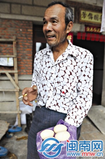 自家母雞下的這四個(gè)巨蛋，讓顏元芳很驚奇