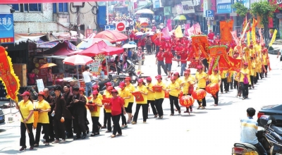 1公里長的陣仗，吸引了眾多市民圍觀。