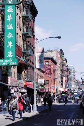 幾乎不懂英文的鄭翠萍前往唐人街，隨后迅速融入了當(dāng)