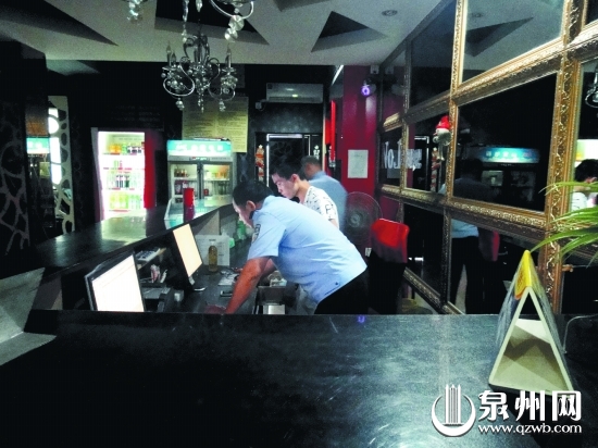 民警對(duì)網(wǎng)吧進(jìn)行檢查