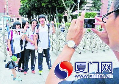 四位完成中考的考生在廈門六中初中部校門口合影