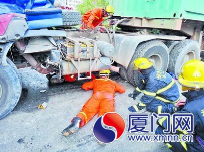 輛摩托車不幸被卷入車底