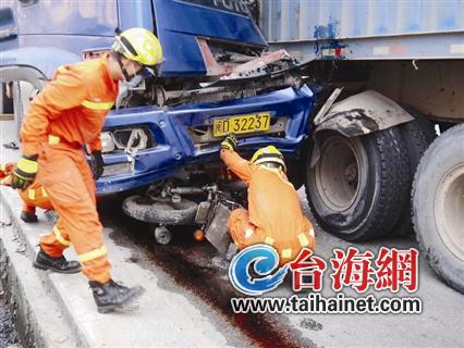 兩輛貨車追尾中間夾摩托車