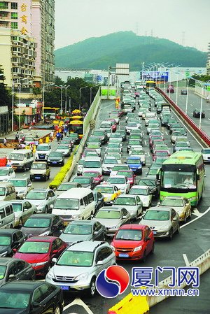 仙岳路往翔安隧道方向江頭下匝道路段擁堵嚴(yán)重