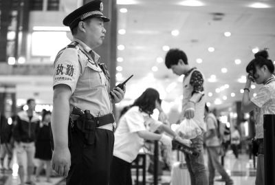 鐵路民警在北京站內(nèi)巡邏，腰間佩帶著警用轉(zhuǎn)輪手槍