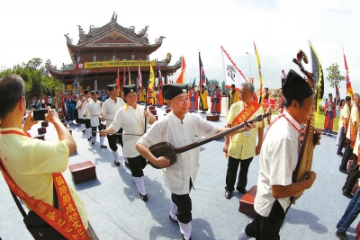 20日，進(jìn)香祭祀活動(dòng)在石井鎮(zhèn)鄭成功祖廟舉行?！”緢?bào)
