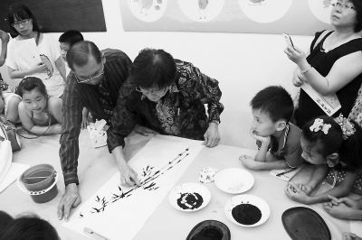 吳怡龍現(xiàn)場用手指作畫。