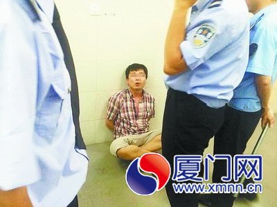 嫌疑人被保安圍住