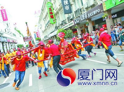 神轎表演，據(jù)說蕩得越厲害越能保平安