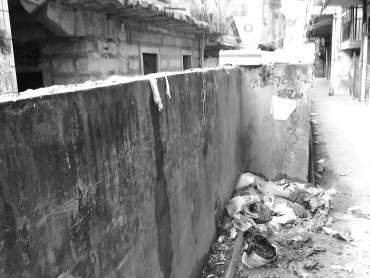 工商局集資房樓下墻角堆放著垃圾。