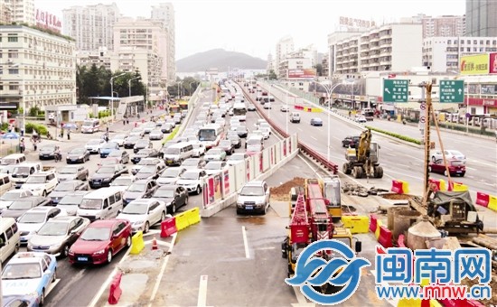 昨日18時(shí)13分，仙岳高架海滄往翔安方向車(chē)流緩行，只