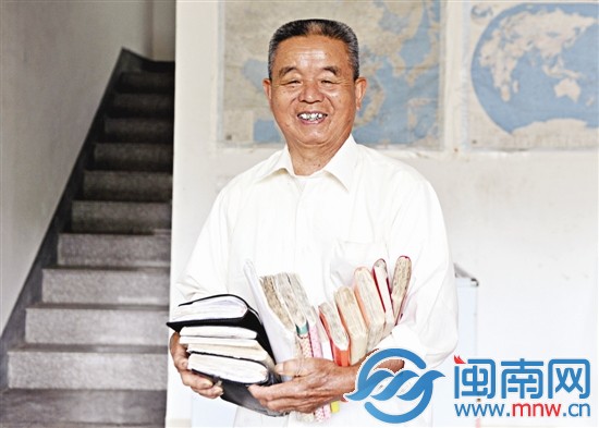 幾年的教學(xué)，曾仁山的教學(xué)材料已經(jīng)一大摞