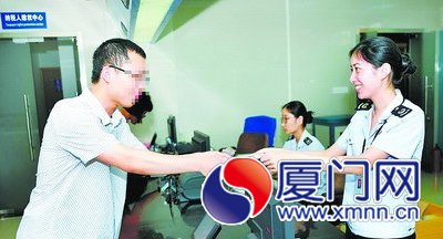 中獎人何先生現(xiàn)身廈門思明區(qū)地稅局辦稅服務廳領取獎金