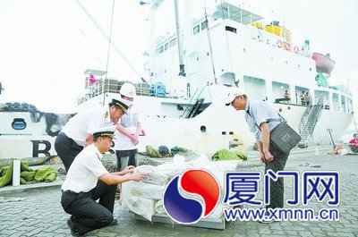 東渡海關(guān)關(guān)員正在檢查貨品