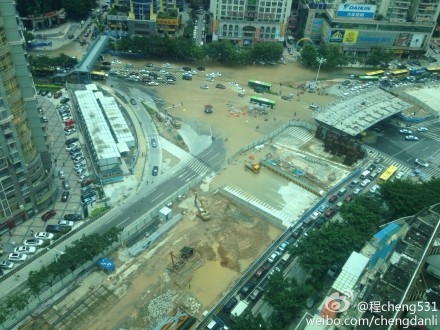 呂厝供水管道破裂致交通擁堵