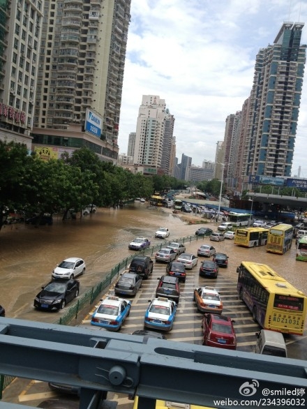 呂厝供水管道破裂致交通擁堵2