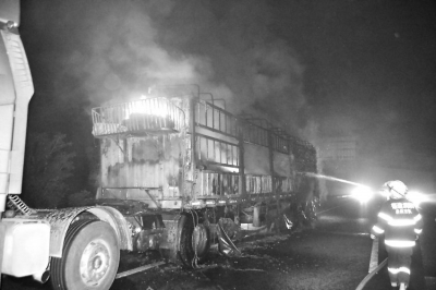 貨車著火停在高速應急車道上