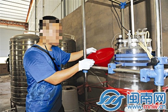 邊防民警從集美鐵皮倉庫繳獲的制作麻黃素儀器