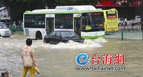 路面被大水淹了兩小時1