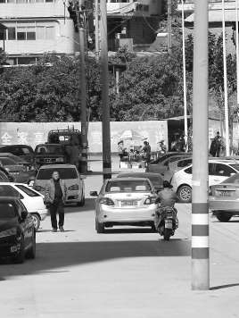 道路中間的3根電線桿仍未移除。