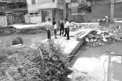 村民腳下的橋正是新亭橋。