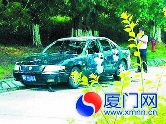 警察對黑色轎車進行勘查
