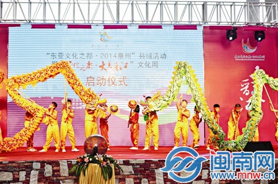 晉江平山實(shí)驗(yàn)小學(xué)學(xué)生的舞龍，引來陣陣喝彩