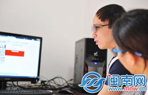 記者一開始接觸小龍，他都是斜著眼用眼角的余光看人