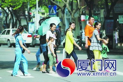 午間陽(yáng)光強(qiáng)烈，市民要做好防暑工作