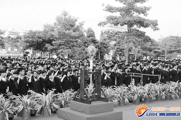 畢業(yè)生面對權杖宣誓