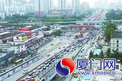 今早，仙岳路出現(xiàn)了交通緩行現(xiàn)象