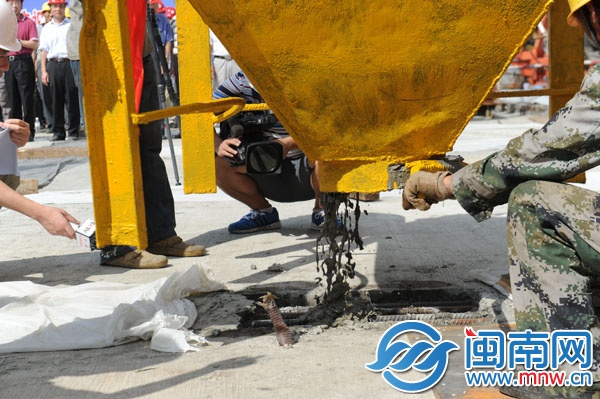 機(jī)械臂吊起混凝土，做最后的澆筑