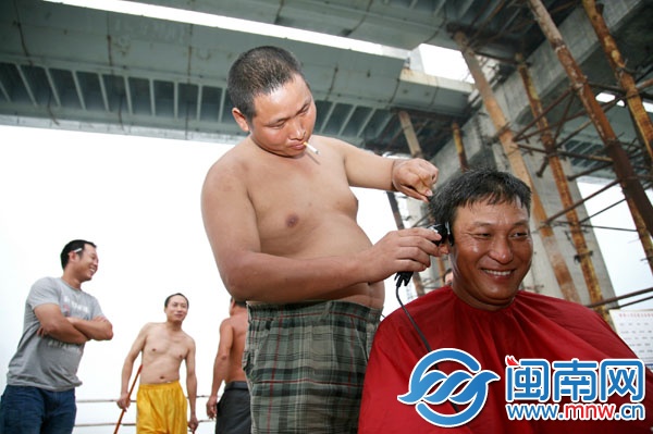 梁師傅正在給工友理發(fā)