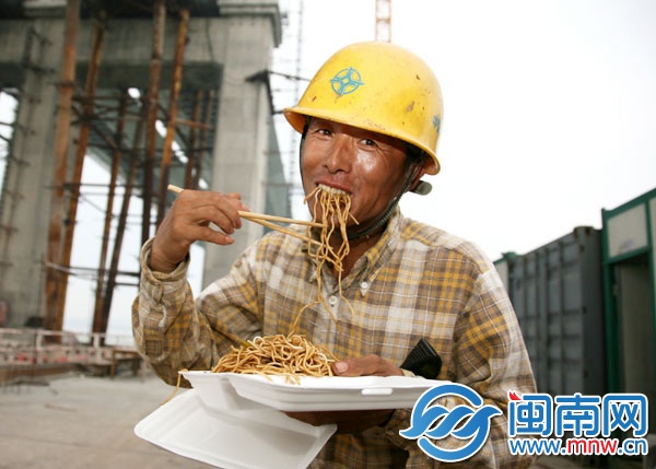 侯師傅正大口吃面，干體力活，飯量不能少