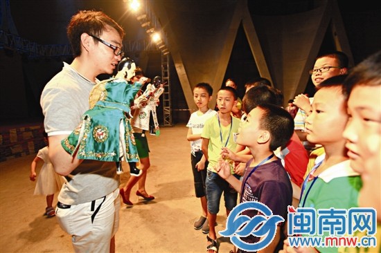 小記者們學(xué)習(xí)木偶表演