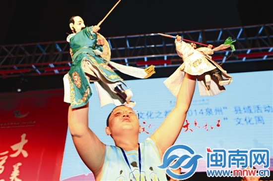 上臺(tái)表演，架勢足吧！