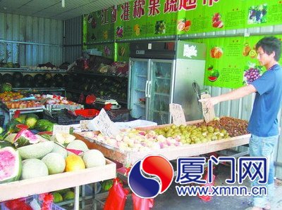 不敢再開店，店主面對一天天爛下去的水果，焦急不已
