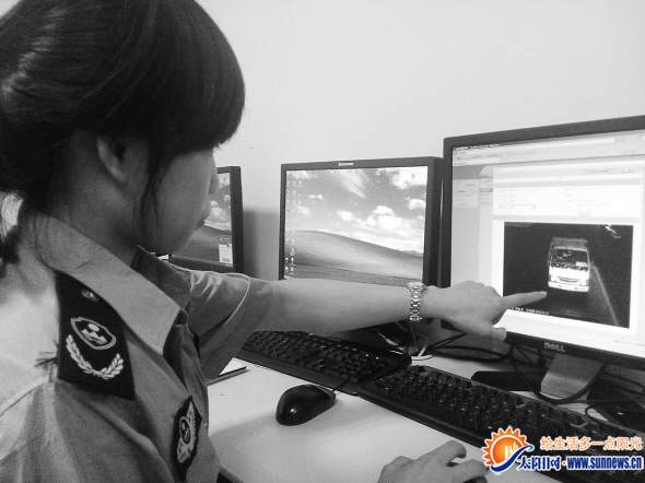 環(huán)保專員演示如何“掃黃”。