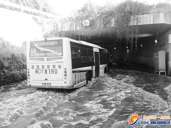 25路公交車開過，之后困在水中