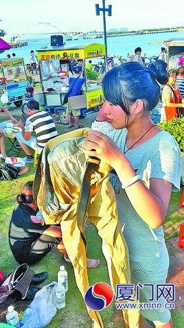 拿著小王的衣服，朋友們很傷心