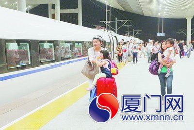 旅客從北京首發(fā)直達廈門的高鐵上下