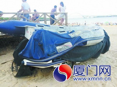 救援站的動(dòng)力艇閑置在沙灘上