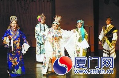 　臺灣民權歌劇團表演《岳母刺字》。