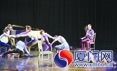 臺灣林文中舞團表演《慢搖滾》。　　