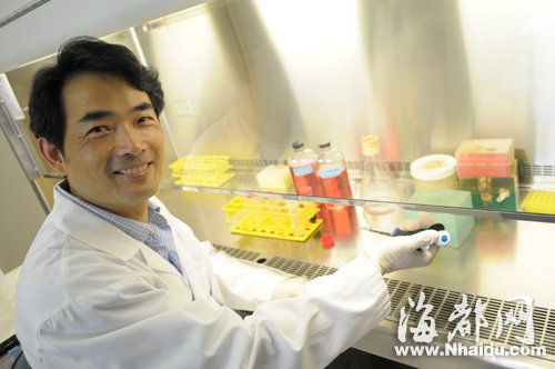 世界級(jí)抗過敏研究專家林童俊教授在實(shí)驗(yàn)室里做實(shí)驗(yàn)